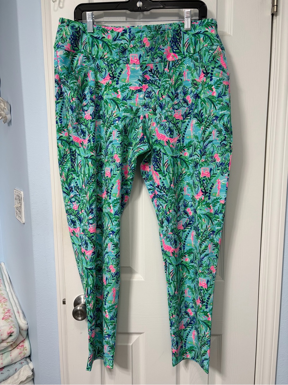 New never worn Lilly Pulitzer Golf Tropical Print Pants with Pink Accents
